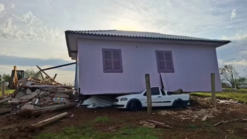 Inédito: Forte tornado arrasta casa no sul do Brasil e causa destruição