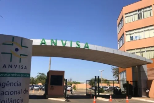 Anvisa veta 32 suplementos alimentares por fabricação irregular e falta de higiene em empresa do setor