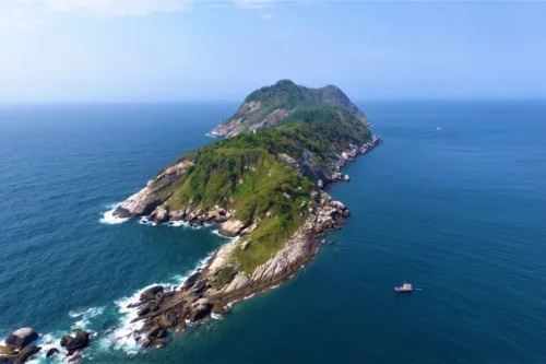O território proibido do Brasil: conheça a ilha mais perigosa do mundo localizada no litoral brasileiro
