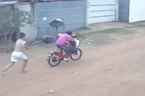 VÍDEO: Morador corre atrás de ladrão que invadiu casa e furtou bicicleta elétrica