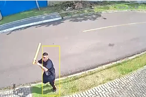 VÍDEO: Torcedor do Coritiba é atacado e agredido por grupo que supostamente queria roubar camisa de time
