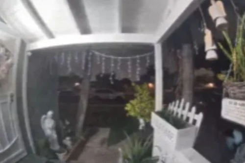VÍDEO: Mulher registra filmagem de suposto &apos;alienígena&apos; na varanda de casa; Assista o vídeo