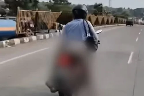 VÍDEO: Homem carrega o corpo da esposa em moto após acidente na Índia; vídeo mostra cena