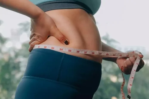Adeus, pochete! 5 passos simples para perder barriga até o Natal