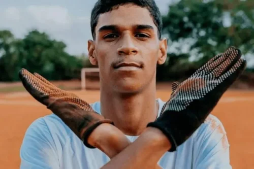 Luva de Pedreiro é internado em UTI cardíaca; família informa estado estável e hospital não prevê alta
