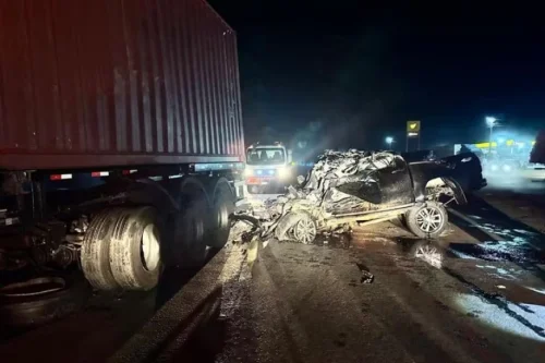 Motorista morre após bater caminhonete na lateral de carreta em rodovia do Paraná