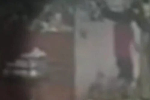 Mulher reage a invasão e esfaqueia homem que tentava enforcá-la enquanto ela dormia