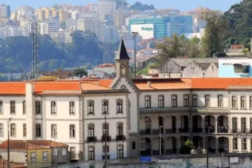 Mulher acidentalmente esmaga o parceiro durante tentativa de se levantar; homem morre asfixiado