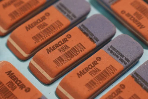 CURIOSIDADE: Você usou errado a vida toda, parte azul da borracha não apaga caneta; Saiba para que serve
