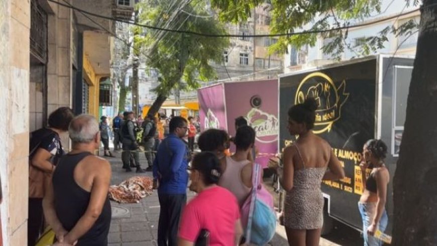VÍDEO: Morador de rua morre eletrocutado ao tocar em trailer de lanches