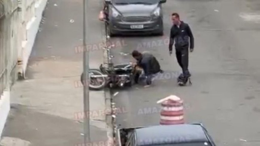 VÍDEO: Motoqueiro golpeia a cabeça de homem durante desentendimento em plena luz do dia