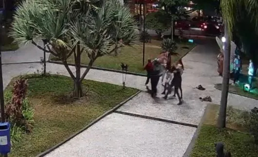 VÍDEO: Adolescente é agredido com barras de metal por grupo após desentendimento em escola; Veja