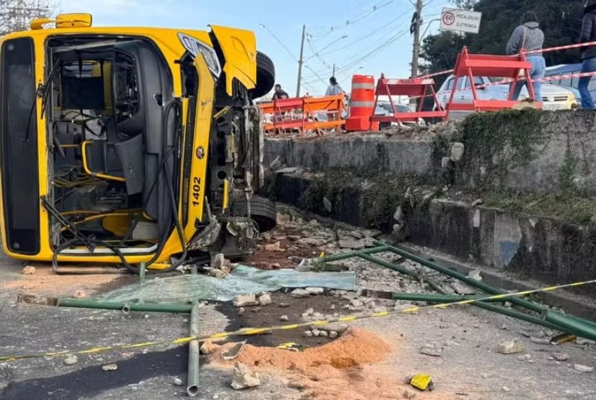 VÍDEO: Ônibus de transporte coletivo tomba e deixa 20 feridos