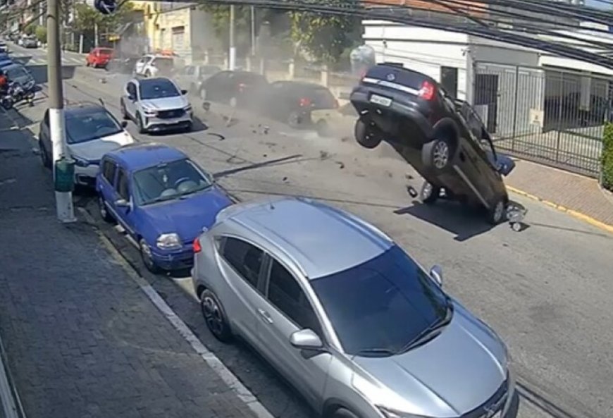VÍDEO: Caminhonete capota e atinge dez carros; Veja o momento do acidente