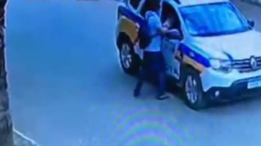 VÍDEO: Homem para carro da PM na rua e tenta matar policial de surpresa ; Confira