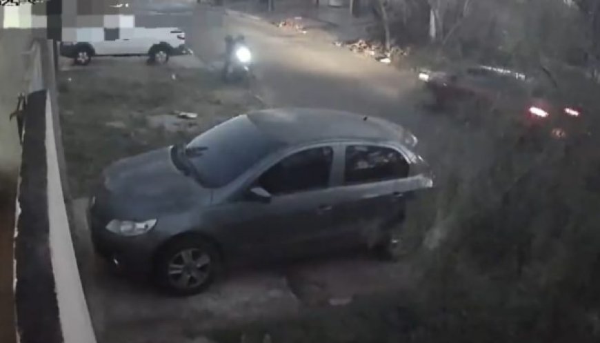 VÍDEO: Motociclista bate em traseira de carro estacionado e garupa não resiste ao ferimentos; Assista momento do acidente