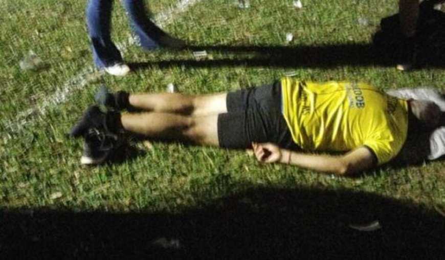 Árbitro leva 'voadora'  de jogador e fica inconsciente durante partida de futebol; agressor está foragido