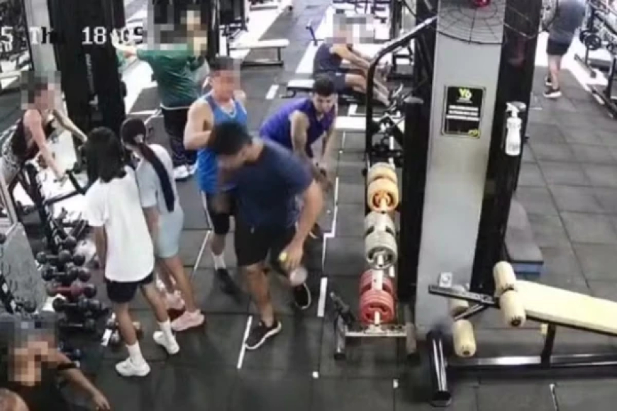 VÍDEO: Jovem é agredido na academia com barra de ferro e precisa ser socorrido; Veja momento da agressão