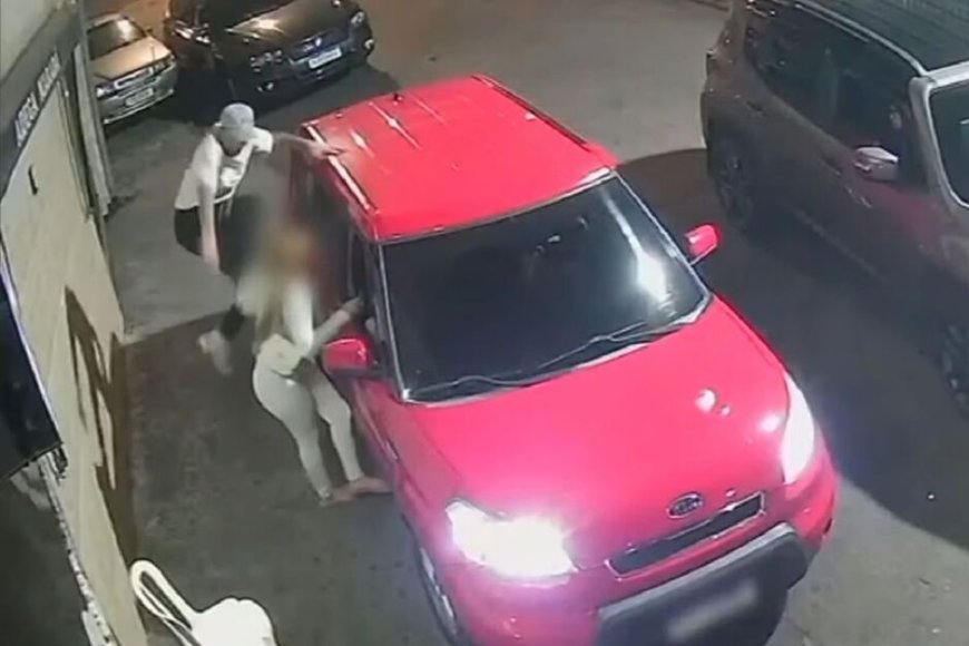 VÍDEO: Câmera flagra homem dando voadora e chutes na ex-namorada em plena rua e amigos a deixam a mercê do agressor