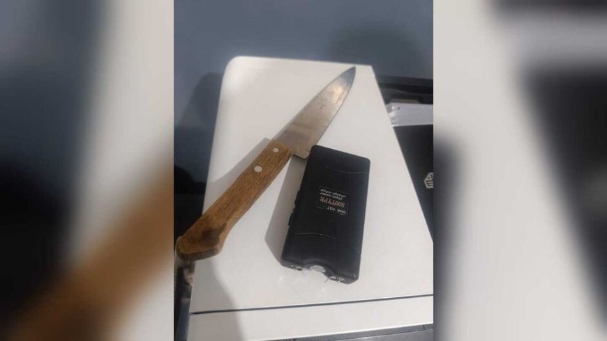 Filha aplica choque, esfaqueia a mãe e diz que ela ‘veria Jesus’; vítima a defende alegando uso de remédios