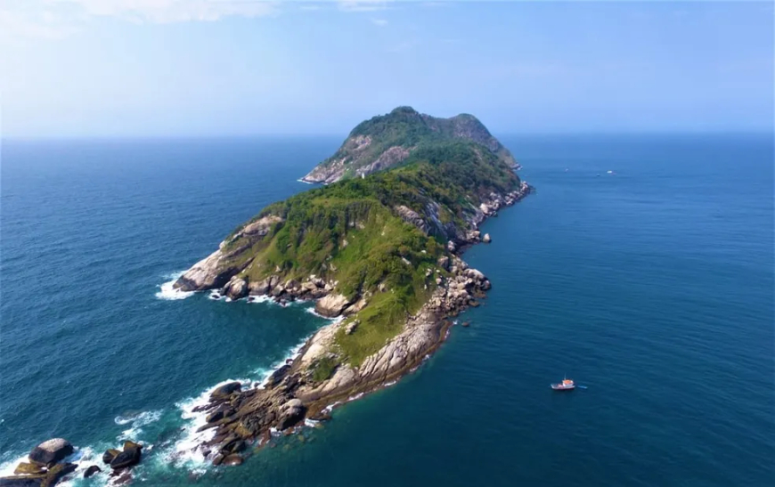 O território proibido do Brasil: conheça a ilha mais perigosa do mundo localizada no litoral brasileiro