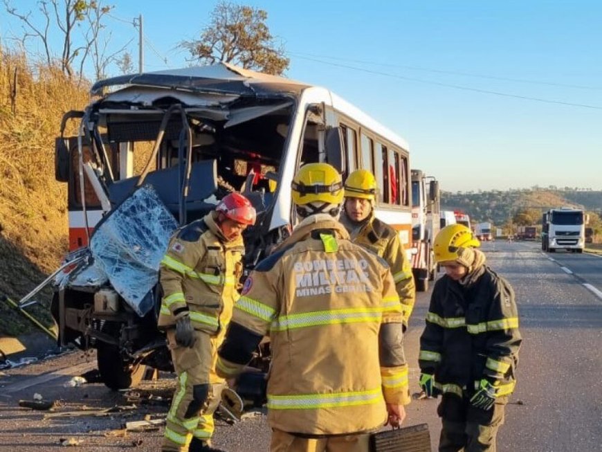 Colisão entre micro-ônibus com pacientes e carreta deixa feridos na BR-040