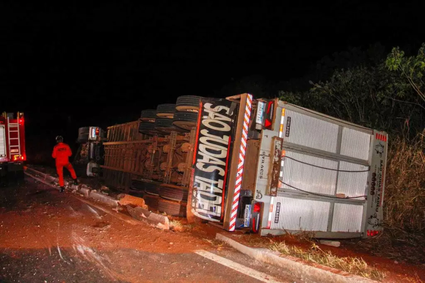 Carreta carregada com 100 gados tomba em rodovia entre Campo Grande e Rochedinho
