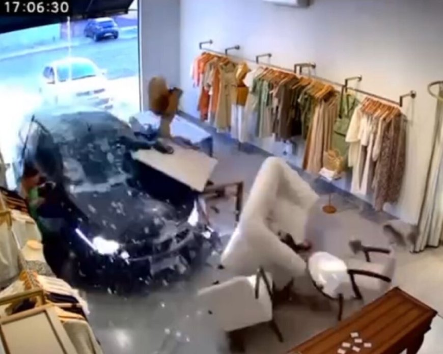 VÍDEO: Carro desgovernado invade loja e por pouco não atropela cliente; Assista
