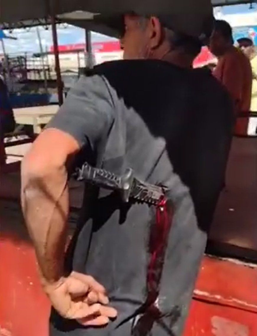 VÍDEO: Homem é esfaqueado em feira e fica com faca cravada nas costas