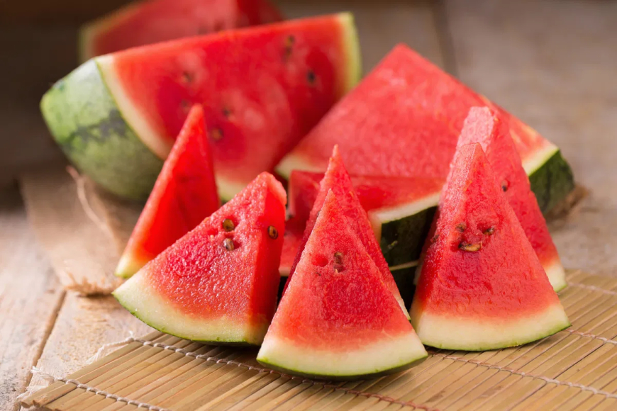 Melancia: 4 benefícios surpreendentes da fruta que vai além da hidratação