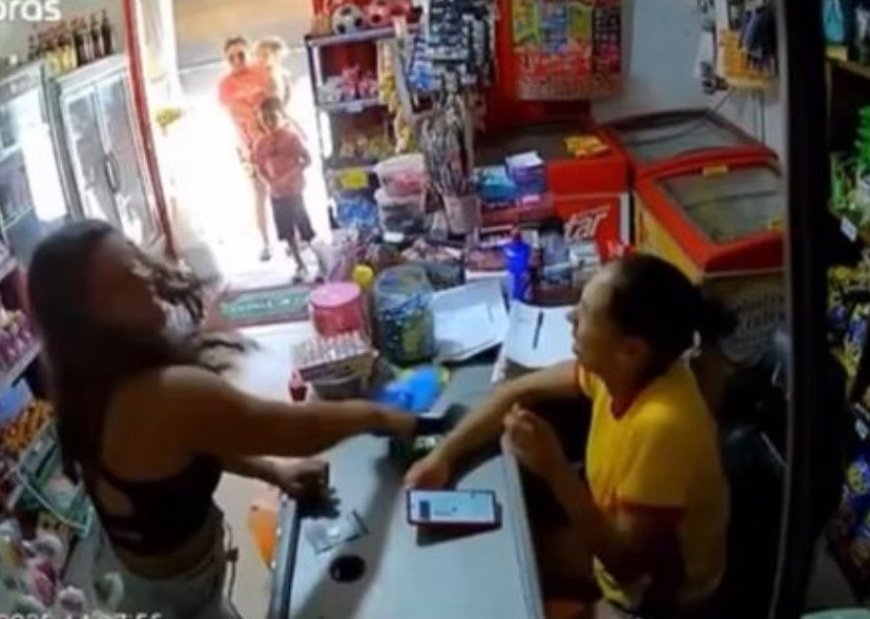 VÍDEO: Revoltante! Mãe dá chinelada na cara de atendente de mercadinho após filho gastar R$ 10 escondido