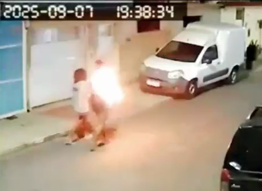 VÍDEO: CHOCANTE! Celular explode na mão de mulher enquanto caminhava e tem corpo coberto por fogo; Confira