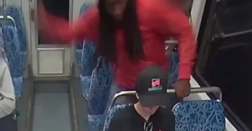 VÍDEO: Jovem  é assassinada friamente dentro de trem por homem com histórico criminal e problemas mentais;  Veja momento do ataque