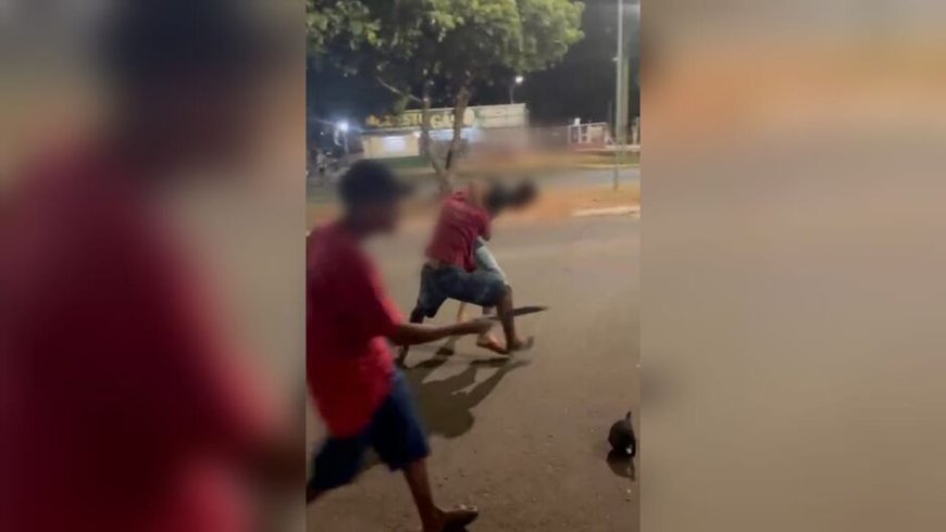 VÍDEO: Guerra de facões! briga entre gangues escolares causa pânico em frente a escola